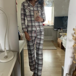 Pyjamas byxor & skjorta - Säljer detta gulliga settet från märket love to lounge då det blivit lite för litet på mig. Är i bra skick och har som små små glittertrådar insydda, men är väldigt diskret & känns inte så  materialet är jätteskönt på! Är i storlek XS & säljer för 150 kr + frakt.🤍💕