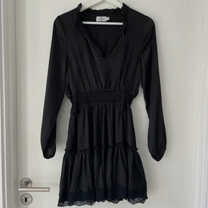 Oanvänd klänning - Jättefin svart klänning som inte kommit till användning, storlek 36 från en influencer kollektion men NA-KD.