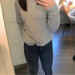 Grå stickad tröja - Säljer denna gråa stickade tröjan från vero moda som jag köpte förra veckan! Den är helt nyskick och endast använd en gång!🥰 Har även denna i färgerna: BLÅ, VIT, BEIGE.