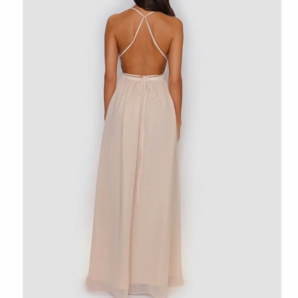 Säljer min fina balklänning då jag hittat en annan! Jättefint skick💕🤩 Kan gå ner i pris vid snabb affär🤗. Klänningar.