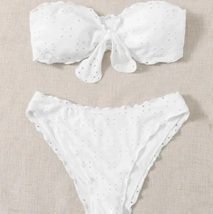 Söt bikini  - Säljer denna fina bikini från shien som inte passade men är super söt den täcker ganska mycket av rumpan och överdelen var lite liten på ”höjden så rekommenderar till någon som inte har ganska stora brøst om man får säga så hah men det beror ju självklart på hur man vill att den ska sitta men underdelen täcker mycket💕 köpte för 140kr säljer för 50kr+frakt=95kr❤️