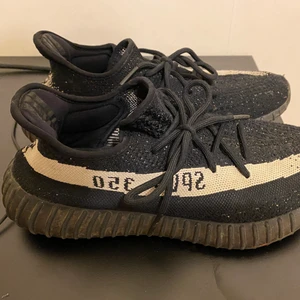 Yeezy Boost 350 v2 Oreos - Storlek: 9.5/43/13. Vita & svarta Yeezys. Använd rätt så många gånger, cond skulle nog sägas vara 7/10 ungefär.