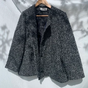 jacka - Jättefin vårjacka köpt på second hand, fråga om fler bilder om du är intresserad o vill se hur den sitter!🌷 köparen står för spårbar frakt 66kr💙