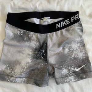 Nike PRO shorts - Supersnygga träningsshorts från Nike. 