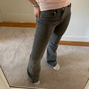 Suwpr snygga midwaist jeans ifrån NA-KD x AFJ, super bra skicka och inga defekter💕