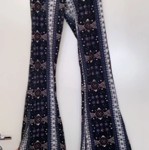 Hm utsvängda tights strl: 146/152 - Riktigt sköna tights som är i bra skick! Har växt ur de för länge sen men säljer de nu! Skulle rekommendera att ens längd är under 160 om man vill att de ska sitta riktigt bra. 