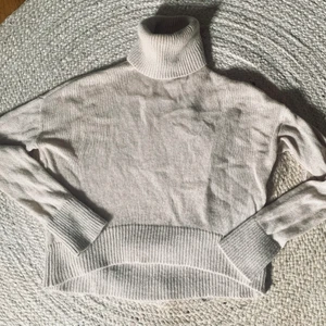 Hunkydory stickad (knit) turtleneck modell strl S - Beige finstickad turtleneck från Hunkydory i halv-oversized fit. Se sista bild (mörkgrå) hur den sitter på. Inköpt för drygt 2000 kr för flera år sedan och sparsamt använd