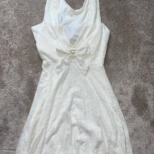 Studentklänning - Klänning perfekt till student eller avslutning! Endast använd en gång under några timmar på studenten, så i nytt skick i princip. Storlek S