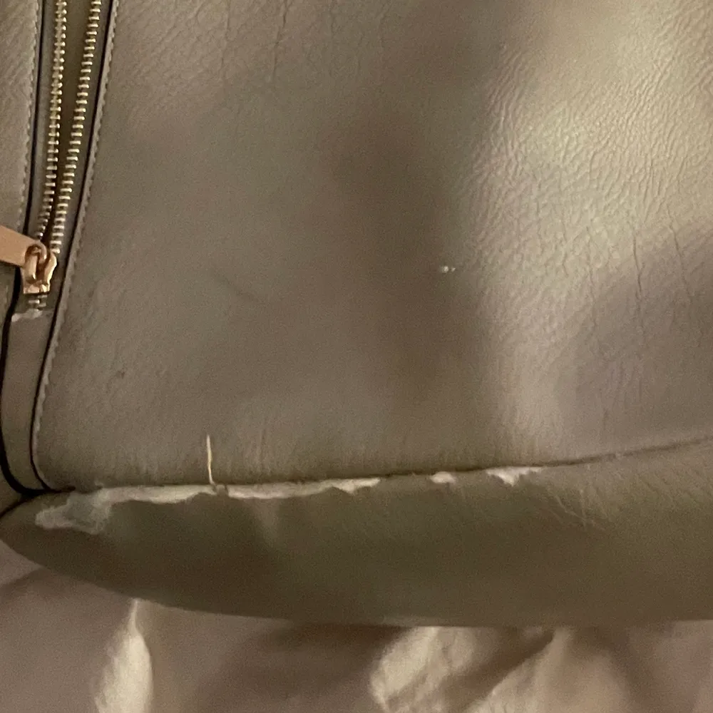 Snygg väska, lite sliten som man kan se på tredje bilden ❤️‍🔥  . Väskor.