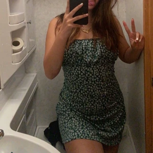 Blommig klänning - Grön blommig klänning köpt för ca 3 år sedan bra skicka då jag använt den ungefär 5 gånger. Köparen står för frakt. Skriv privat för mer bilder❤️ storlek S men passar även M 