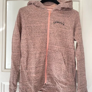 UNDER ARMOUR  - UA tröja med dragkedja och två fickor! Lite tunnare nu till sommaren att bära till vardags eller på träningen. 💗