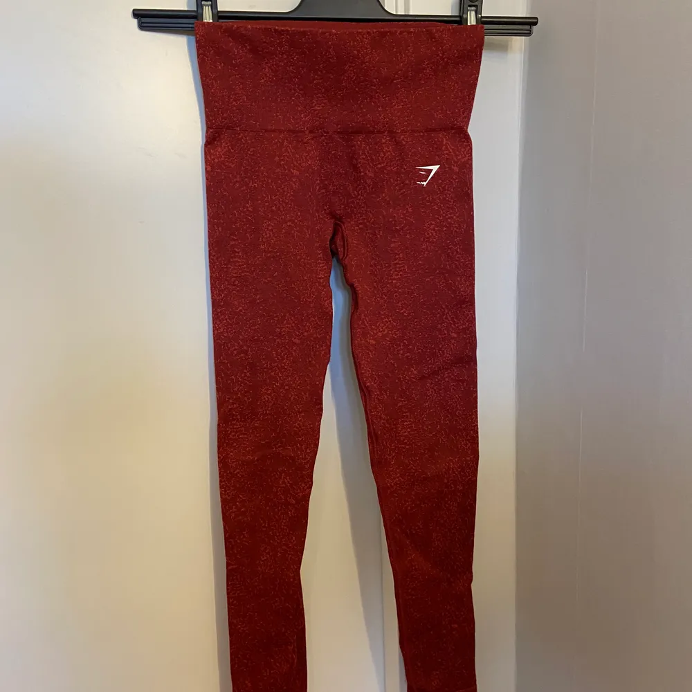 Gymshark adapt fleck seamless leggings i färgen burgundy storlek xs. Knappt använda, jättesköna och jättebra skick! Nypris: 599 kr. Jeans & Byxor.
