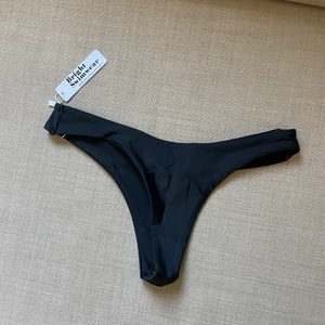 Bikinitrosor  - Svart bikiniunderdel i stringmodell. Gillade modellen på trosorna men dem var för små för mig och därmed aldrig använda. Gick inte att returnera så därför säljer jag dem nu. Det är storlek M men jag skulle säga att den sitter mer som S. 