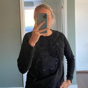 Kenzo tröja - Säljer min Kenzo tröja i helsvart.🖤 Storlek S men passar M också. Inköpt för 1699kr säljer för 400kr. 