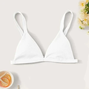 Bikiniöverdel  - Vit bikiniöverdel i storlek S ifrån Shein, ALDRIG ANVÄND! Helt slutsåld på hemsidan 