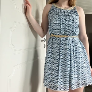 Klänning - Fin sommarklänning, blivit lite solblekt inuti 