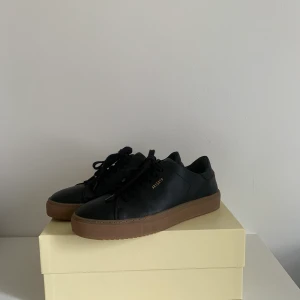 Axel Arigato Clean 90 Leather  - Jätte fina skor från Axel Arigato som tyvärr inte kommer till användning längre. Köptes 2020 är är använda fåtal gånger. Dessa skor finns inte längre att få tag på. Storlek 38 och passar mig som i vanligafall brukar ha storlek 37/38💕 Perfekta nu till sommaren💗Köptes för 1600kr