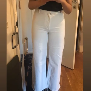 Vita jeans från Zara - Säljer dessa vita jeans som inte lägre kommer till användning. Jeansen är köpta på Zara i storlek 34. Använt de ett fåtal gånger förra sommaren så skulle säga att de är i nyskick då det inte finns några defekter. Jeansen har ingen sömm lägst ner vilket jag tycker är jättefint man kan se det på bilderna. Hör av er vid frågor eller fler bilder. Pris kan även diskuteras.