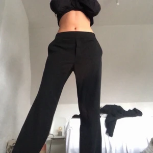 Lågmidjade kostymbyxor  - [INTE MIN BILD] Köpte de secondhand och de är på tok för stor för mig, det är storlek 40 och aldrig använd