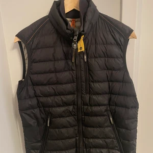 Parajumper väst storlek: s  - Parajumper väst, storlek S, skicka 7/10, fraktar och möts upp i Uppsala  