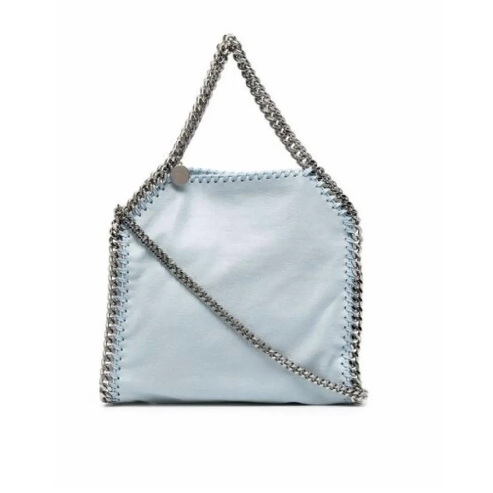 Söker en stella väska i modellen Falabella mini Tote i vilken blå färg som helst!! 💕💕 Kontakta mig gärna om ni säljer 🫶🏼. Väskor.