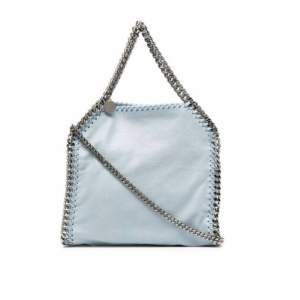 Söker en stella väska i modellen Falabella mini Tote i vilken blå färg som helst!! 💕💕 Kontakta mig gärna om ni säljer 🫶🏼