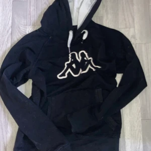 Mörkblå kappa hoodie  - Använd några få gånger men inte alls mycket