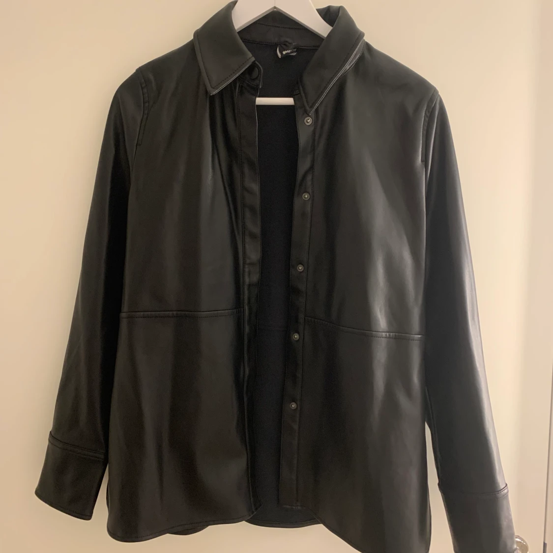 En svart lång skinnjacka