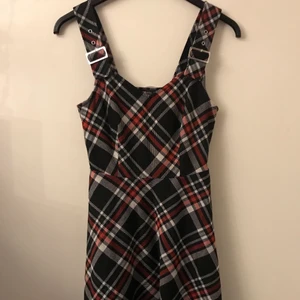 New Yorker klänning stl S - Säljer denna fina klänning som är använd en gång! Tyvärr är den för kort för mig som är ca 175 cm - den är ungefär till mitten på låren på mig. Den är justerbar då det finns hängsleliknande band med tre olika hål. Hör av dig om du undrar något!! <3