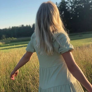 Klänning  - Jätte fin klänning som passar jätte fint. Flera bilder kan skickas vid intresse. Hör av er om ni är intresserad 