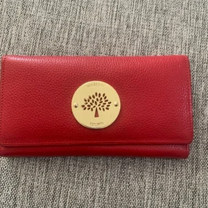 Röd plånbok - Röd plånbok. Kommer från rök och djurfritt hem. Skickas spårbart med Postnord. 