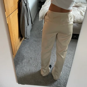 Raka kostymbyxor - Beiga/guldiga raka kostymbyxor, har en jättebra passform dock för långa för mig :( (165cm)