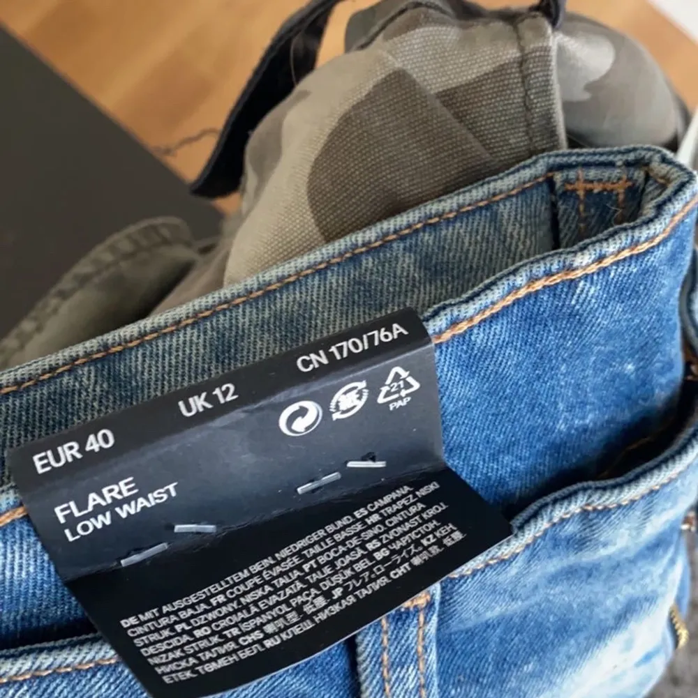 Skitsnygga lowaisted jeans från hm med knappt på fickorna. Dem var försmå och har inget kvitto så säljer dem tyvvär, aldrig använda, endast testade en gång och alla lappar finns kvar.Dem två första bilderna är lånade då dem som sagt var för små💕 Jag skulle säga att den är ganska liten i storleken.. Jeans & Byxor.