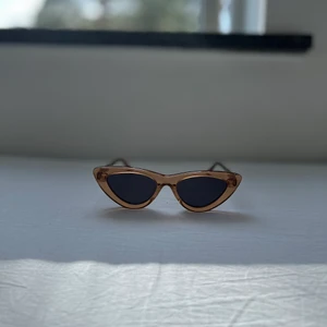 Chimi glasögon  - Oanvända Chimi glasögon. Chimi Peach #006. Säljer för att jag aldrig har använt dom och tycker någon annan kan ha användning av dom. Allt ingår på bild 3.