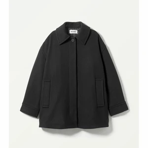 Kappa - Säljer denna korta kappa från weekday. Nypris 1000kr storlek s. Helt oanvänd fick hem den idag