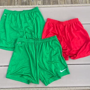 Nike shorts - !Kan tyvär inte visa dem på eftersom dem inte passar mig! Dem har blivit använda ett få tal gånger men är fortfarande i bra skick. Storlekarna är M, L och XL. Det kostar 80kr var.💕😊
