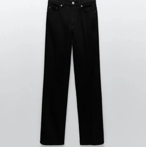 Zara jeans straight  - CHARLOTTE GAINSBOURG COLLECTION TAILORED STRAIGHT-LEG JEANS super snygga jeans ifrån zara rak modell även långa. Storlek 36 men skulle säga 34 aldrig använda och försmå, nypris 540