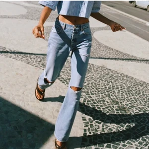 Zara jeans med hål - Säljer dessa super snygga zara jeans med låg midja, skriv privat vid intresse!💕
