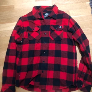 Dickies skjorta stl S  - Fin skjorta i stl S använd vitt 1 tillfälle så som ny. 