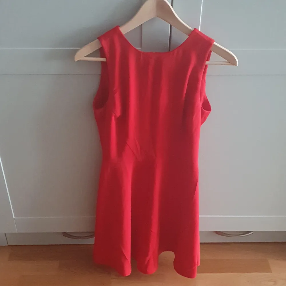 Röd klänning från Oasis. Använd endast två gånger. 100 sek. Kan träffas. . Klänningar.