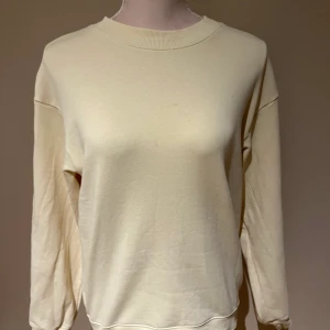 Ljusgul sweatshirt - Jag säljer här en supergulliga ljusgul sweatshirt från monki, som är använd ett fåtal gånger men inte många! FRAKT TILLKOMMER❗️Lite stor i storleken 