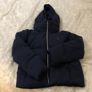 Dunjacka! - Säljer denna dunjacka från Ralph Lauren💞 köpt i USA och är i bra skick, inga fläckar eller slitningar men har ändå använts, men inget som syns❤️ Storlek 14y, skulle säga att det motsvarar XS!