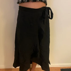 Lån sommar kjol - Lite komplicerad att ta på men väldigt fin har aldrig används 