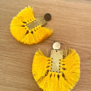 Gula örhängen  - Fina örhängen, köpta på mango för 2 år sedan. Super häftiga