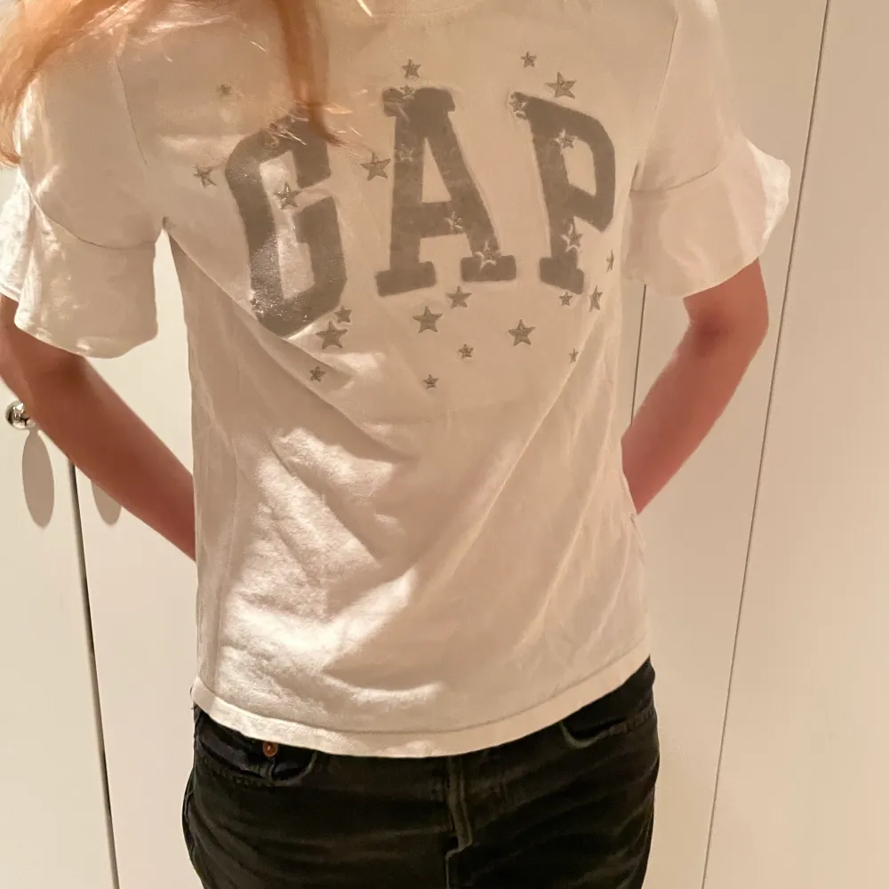 Säljer min fina t-shirt från GAP. Den är köpt i London för ca 3 år men endast använd ett fåtal gånger. Den är i bra skick så säljer för 100 kr (pris kan diskuteras)💕 Tröjan är i st 12 år men skulle säga att den är XS. T-shirts.
