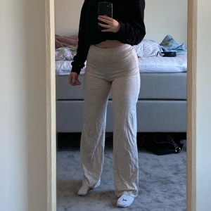 Beiga byxor  - Beiga byxor från Gina, ganska lik linnebyxor 🤍 använd ca 2 gånger! De är lite genomskinliga men märks inte om man har ljusa underkläder😇