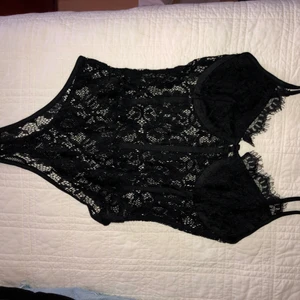 Svart bodysuit storlek 38 - Snygg body från missguided. I nyskick, använd 1 gång. Passar storlek 38. Frakt ingår i priset🥰 skriv vid intresse!