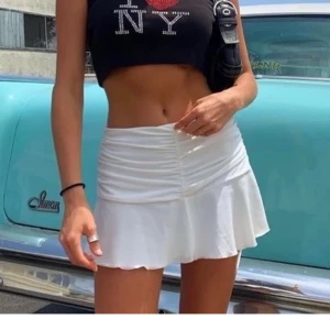 vit kjol - säljer denna söta kjolen från shein, perfekt till sommaren. Lite genomskildig men funkar om man har vita underkläder, köptes för 69 kr säljer för 50. Slutsåld på hemsidan❤️