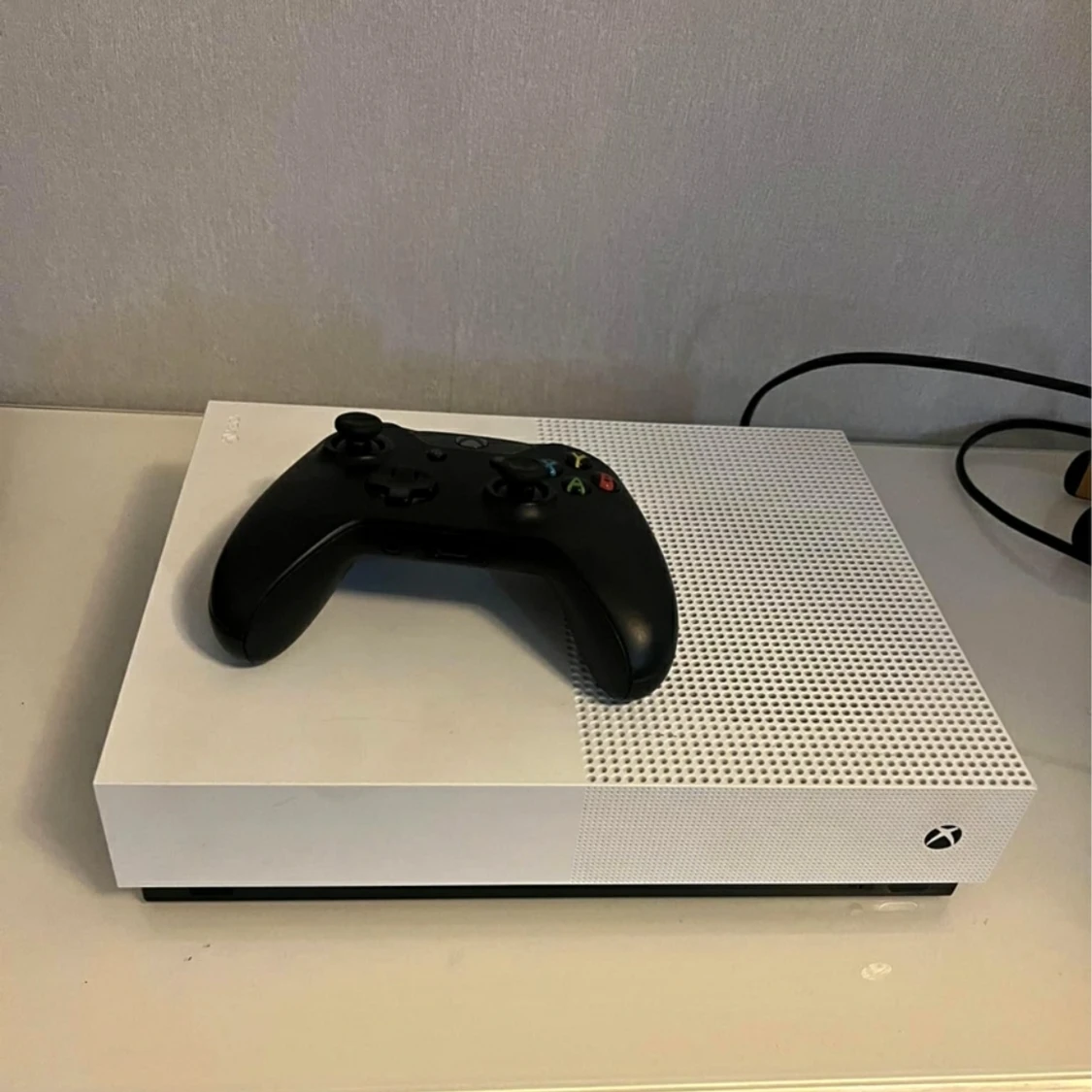XBOX One S 1TB TVÅ KONTROLLER