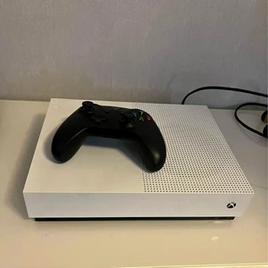 XBOX One S 1TB TVÅ KONTROLLER - Som ny knappt använd två kontroller och alla kablar ingår 1tb hdd. Kan skickas eller mötas upp centralt 